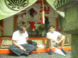 Marco e Duarte em templo nas montanhas de Kurama