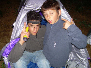 Irmãos Silva à entrada da sua tenda Quase a dormir