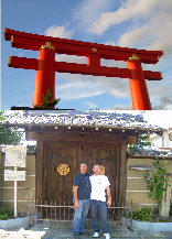 Marco e Artur à entrada de uma casa Japonesa