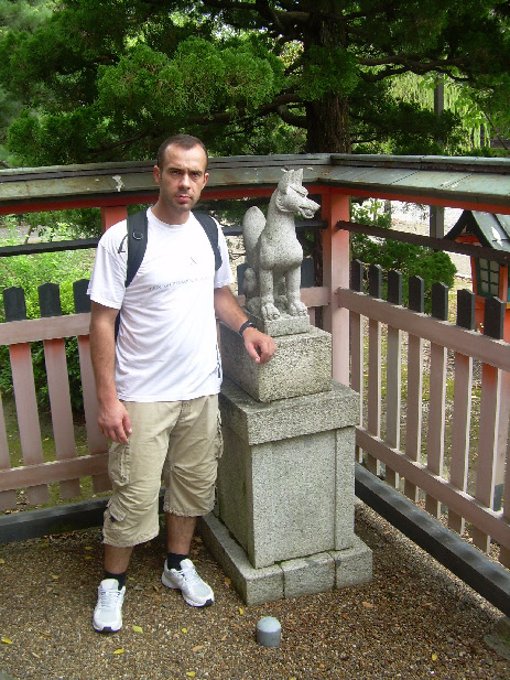 Artur Pinto no Japão, kyoto, ao lado de Kitsune em templo shinto